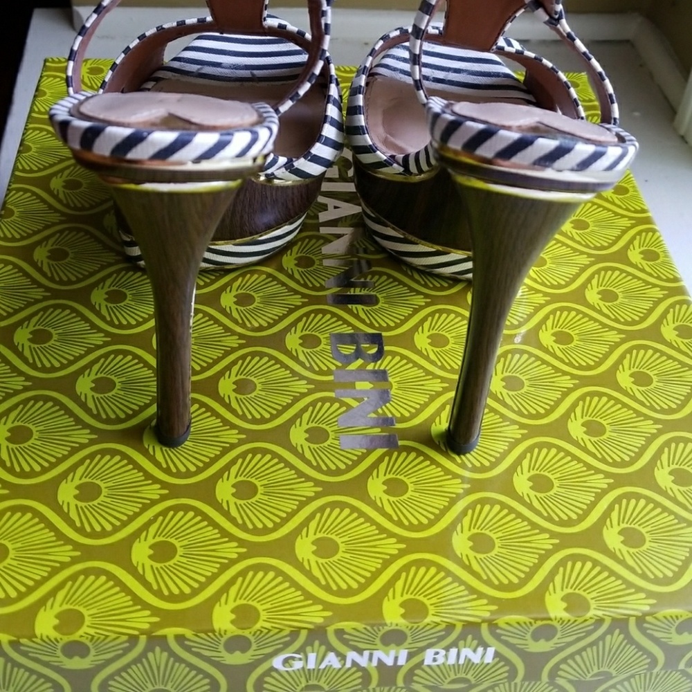 Shoes size 8 - Picture 2 of 2